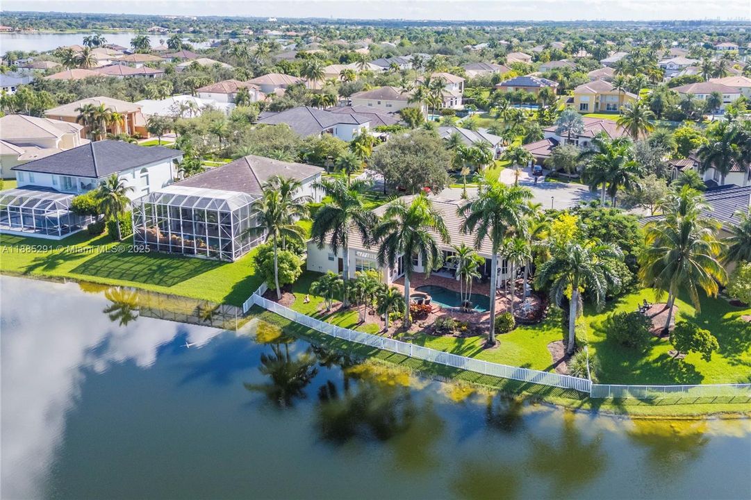 合同活跃: $1,350,000 (5 贝兹, 3 浴室, 3766 平方英尺)