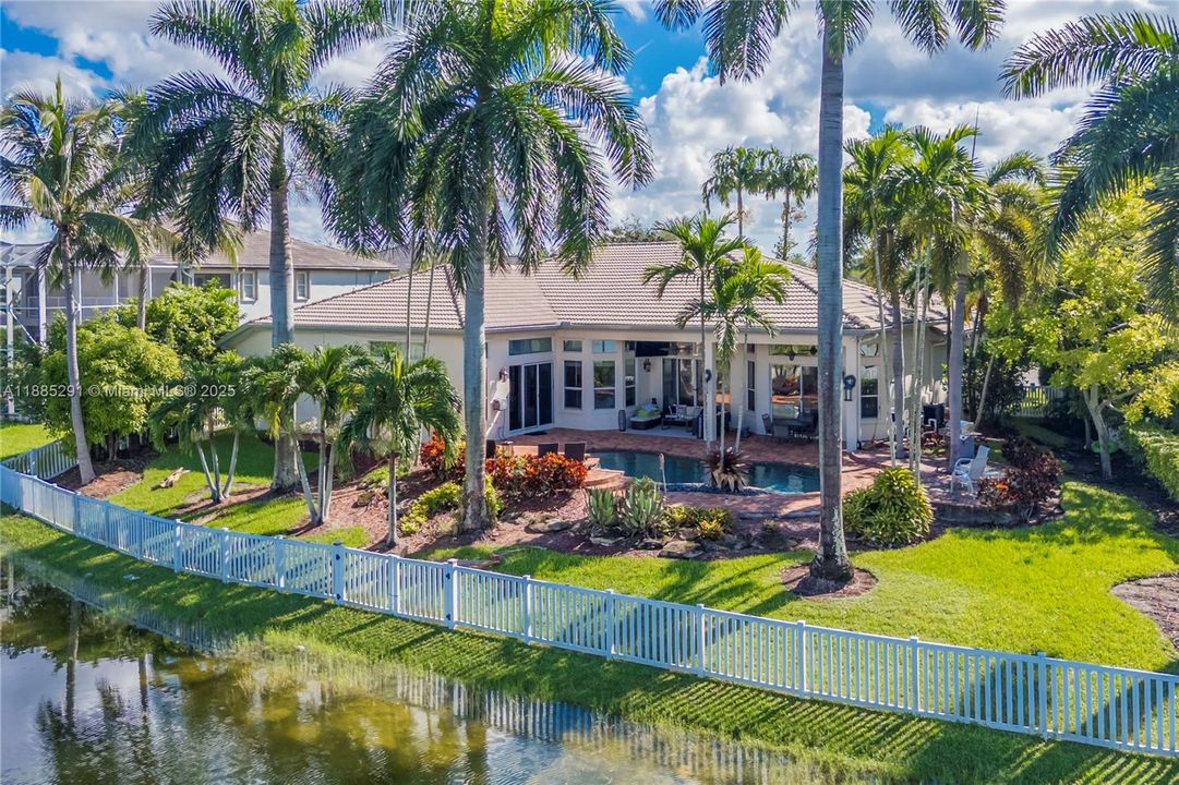 合同活跃: $1,350,000 (5 贝兹, 3 浴室, 3766 平方英尺)