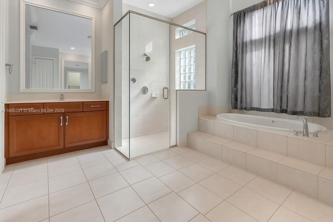 合同活跃: $1,350,000 (5 贝兹, 3 浴室, 3766 平方英尺)