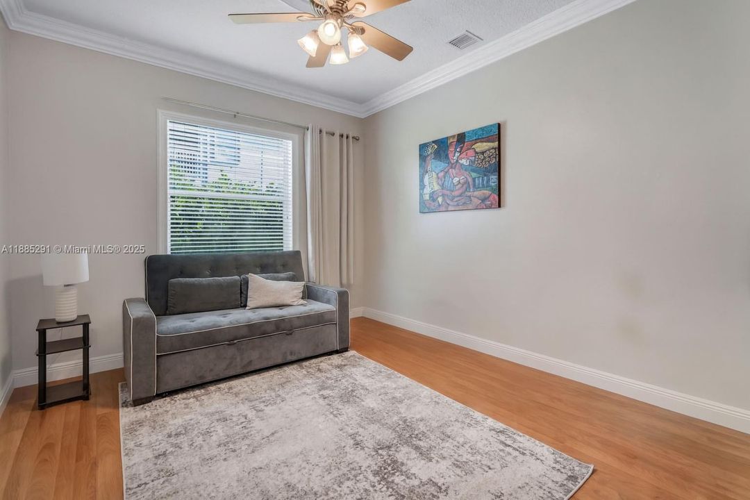 合同活跃: $1,350,000 (5 贝兹, 3 浴室, 3766 平方英尺)