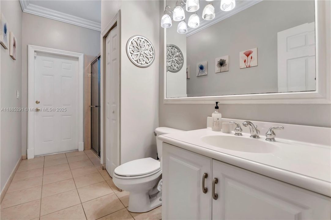 合同活跃: $1,350,000 (5 贝兹, 3 浴室, 3766 平方英尺)