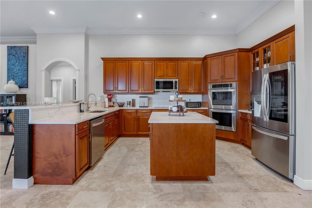 合同活跃: $1,350,000 (5 贝兹, 3 浴室, 3766 平方英尺)