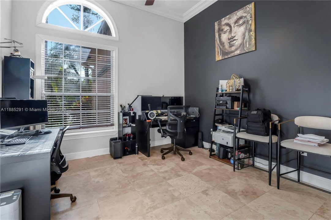 合同活跃: $1,350,000 (5 贝兹, 3 浴室, 3766 平方英尺)