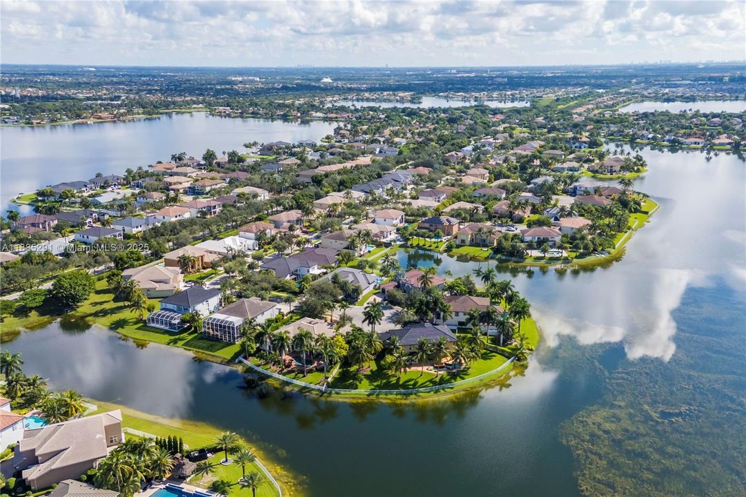 合同活跃: $1,350,000 (5 贝兹, 3 浴室, 3766 平方英尺)