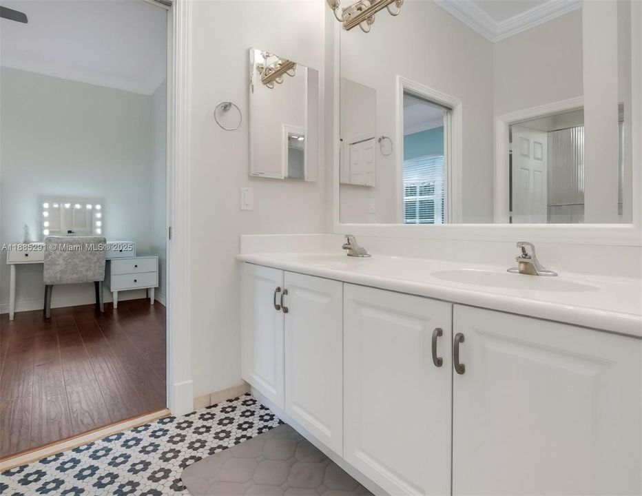 合同活跃: $1,350,000 (5 贝兹, 3 浴室, 3766 平方英尺)