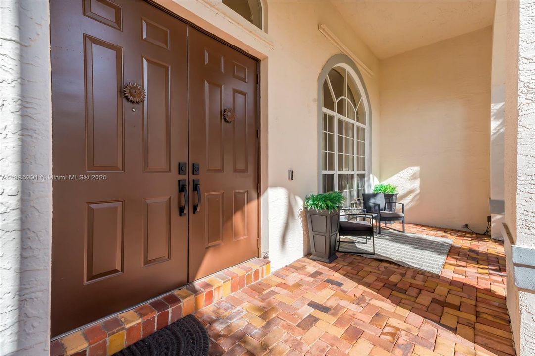 合同活跃: $1,350,000 (5 贝兹, 3 浴室, 3766 平方英尺)