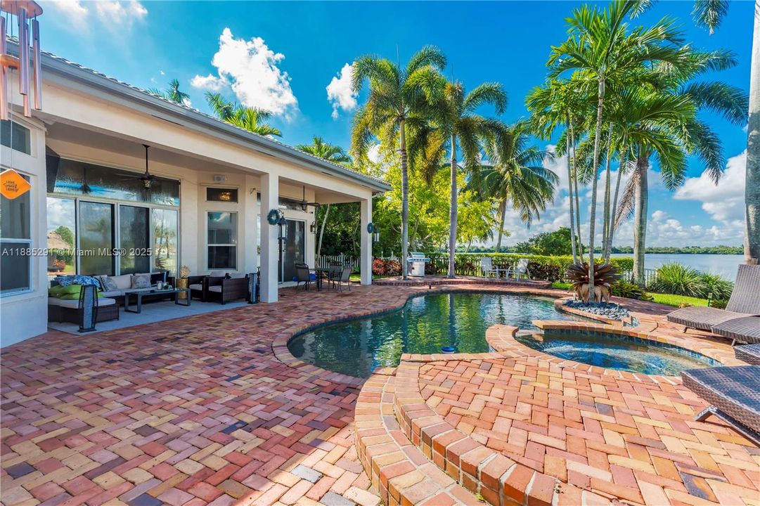 合同活跃: $1,350,000 (5 贝兹, 3 浴室, 3766 平方英尺)