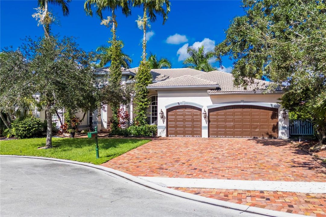 合同活跃: $1,350,000 (5 贝兹, 3 浴室, 3766 平方英尺)