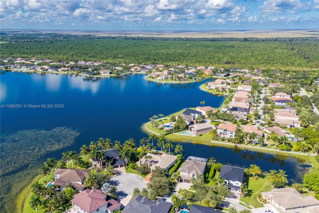 合同活跃: $1,350,000 (5 贝兹, 3 浴室, 3766 平方英尺)