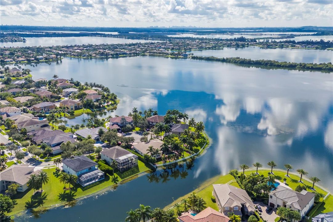 合同活跃: $1,350,000 (5 贝兹, 3 浴室, 3766 平方英尺)