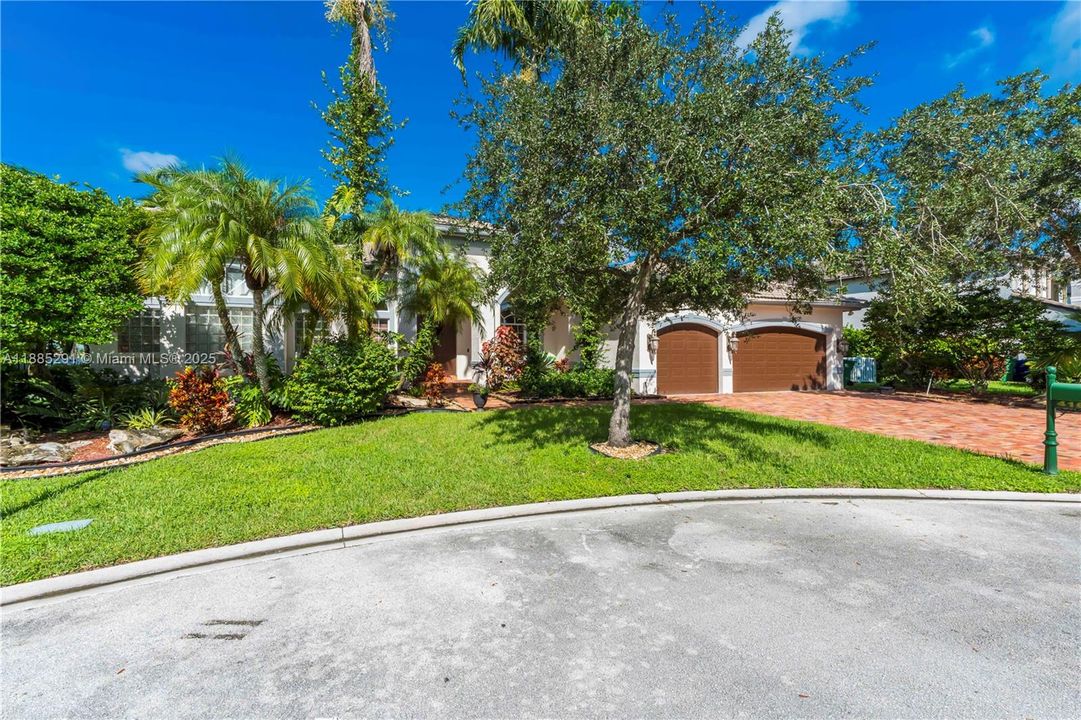 合同活跃: $1,350,000 (5 贝兹, 3 浴室, 3766 平方英尺)