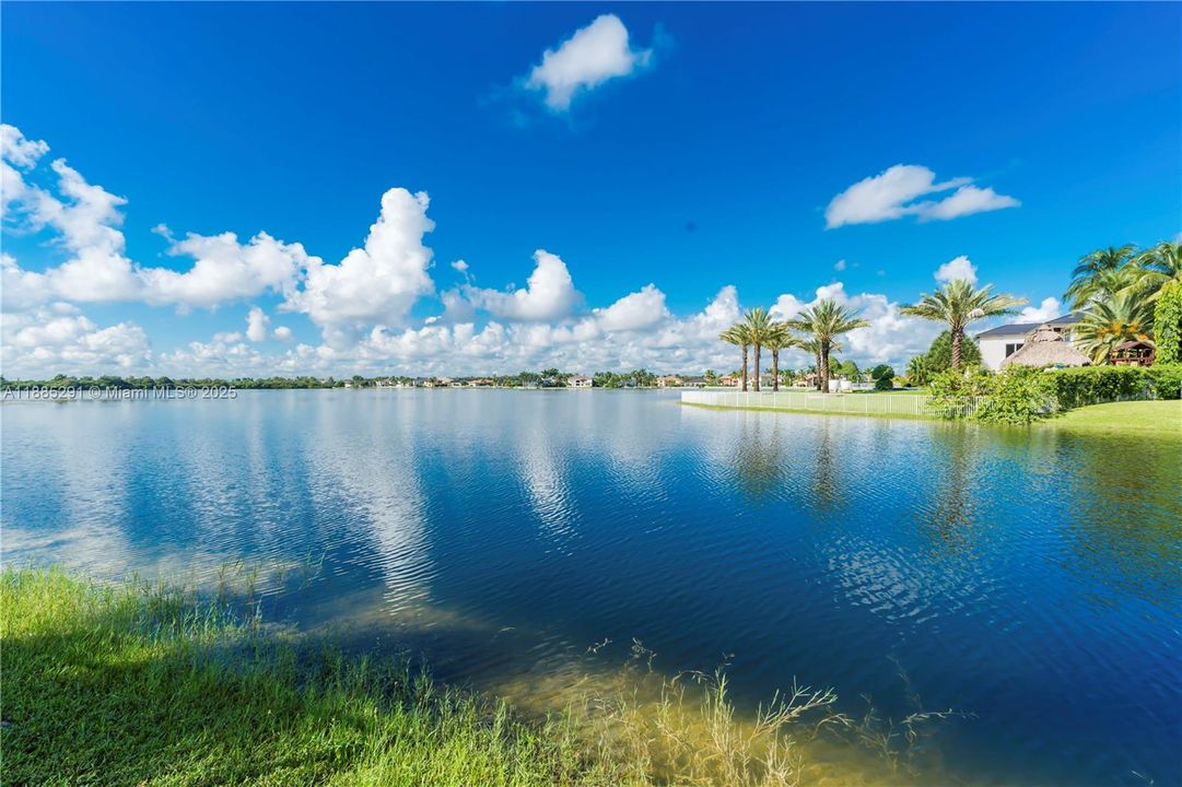 合同活跃: $1,350,000 (5 贝兹, 3 浴室, 3766 平方英尺)