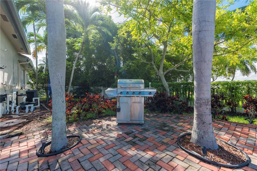 合同活跃: $1,350,000 (5 贝兹, 3 浴室, 3766 平方英尺)