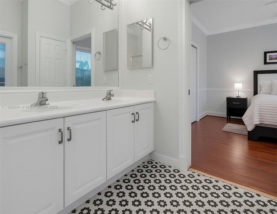 合同活跃: $1,350,000 (5 贝兹, 3 浴室, 3766 平方英尺)