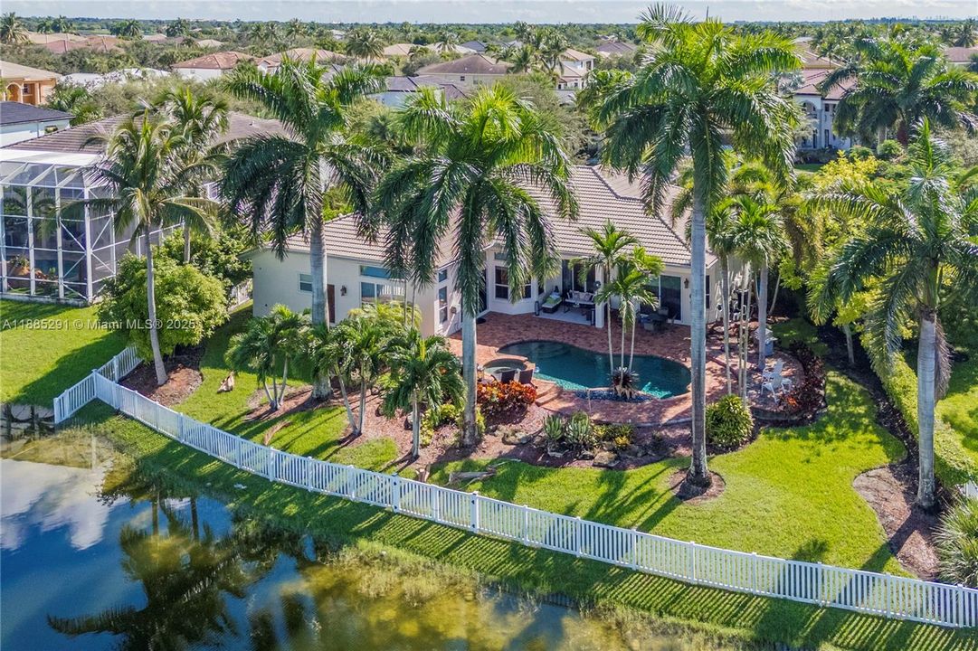 合同活跃: $1,350,000 (5 贝兹, 3 浴室, 3766 平方英尺)