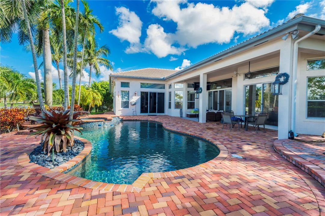 合同活跃: $1,350,000 (5 贝兹, 3 浴室, 3766 平方英尺)