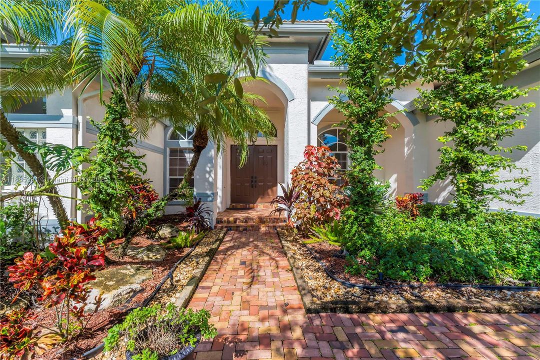 合同活跃: $1,350,000 (5 贝兹, 3 浴室, 3766 平方英尺)