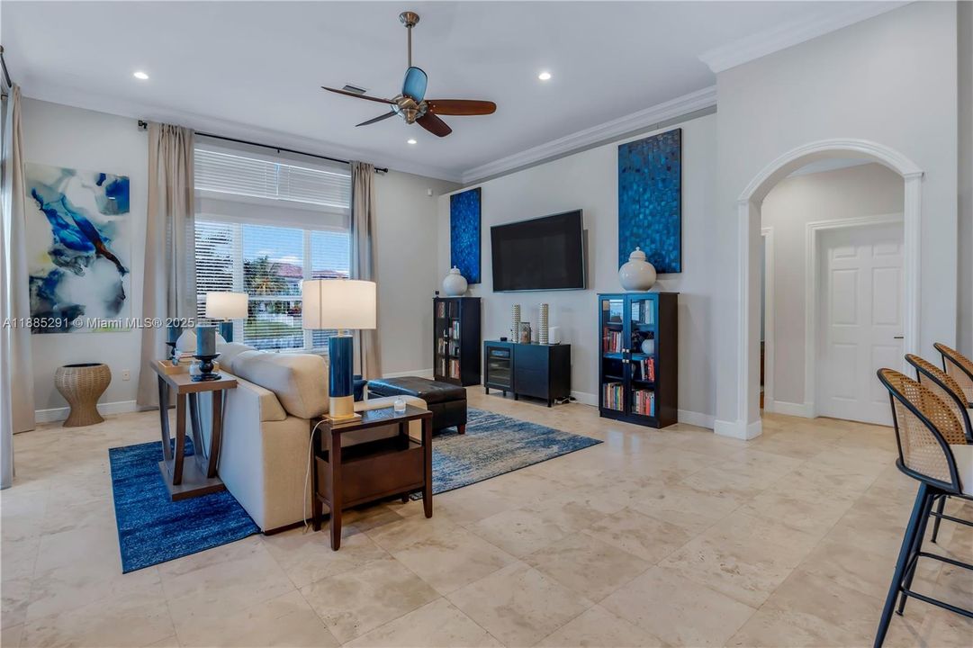 合同活跃: $1,350,000 (5 贝兹, 3 浴室, 3766 平方英尺)