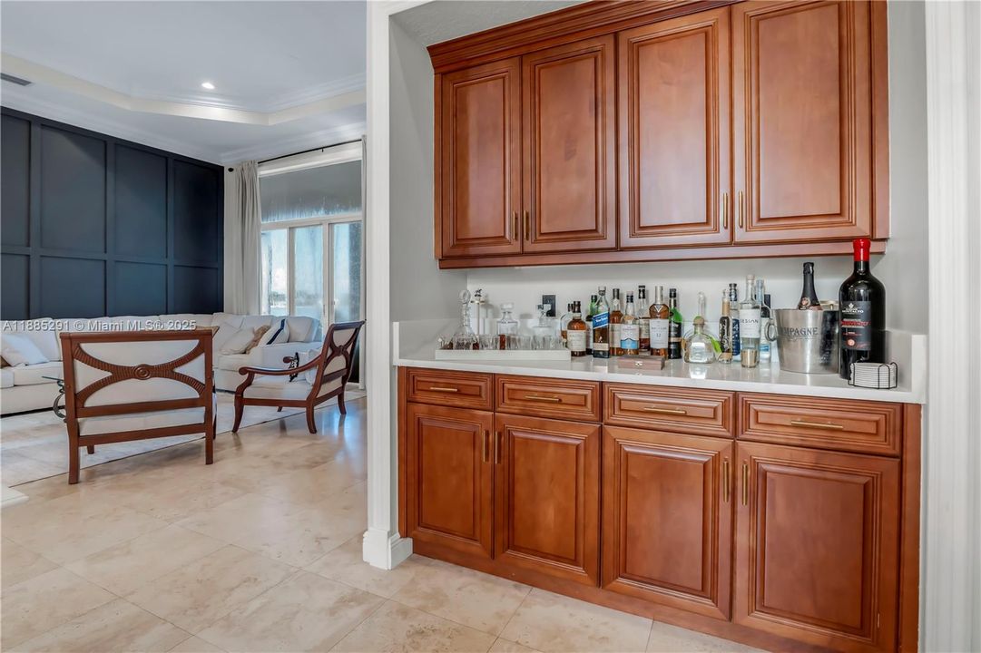 合同活跃: $1,350,000 (5 贝兹, 3 浴室, 3766 平方英尺)