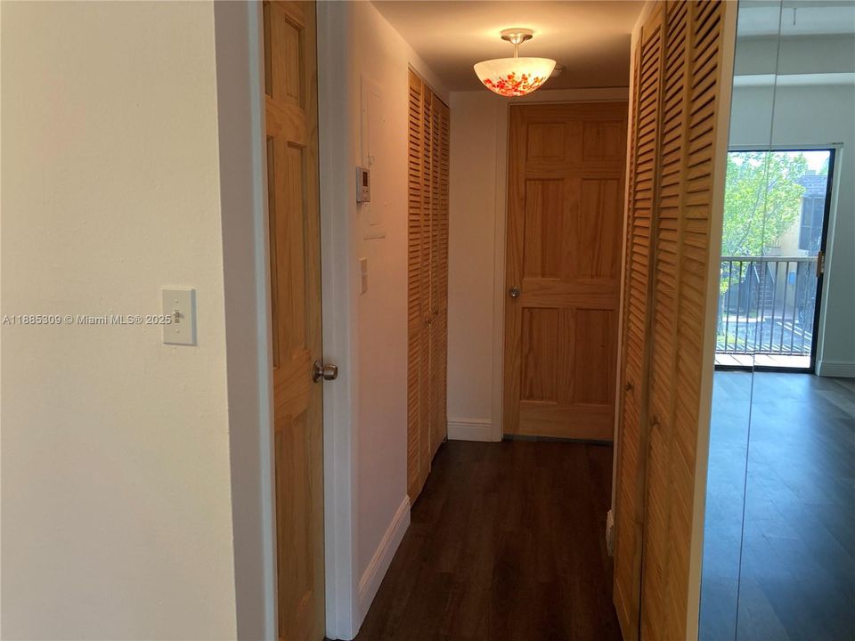 最近售出: $185,000 (2 贝兹, 2 浴室, 905 平方英尺)