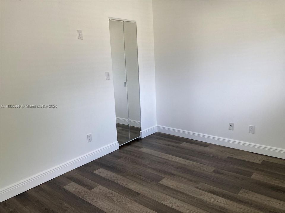 最近售出: $185,000 (2 贝兹, 2 浴室, 905 平方英尺)