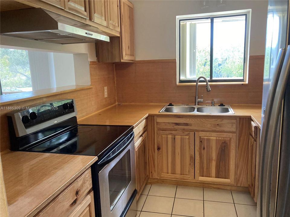 最近售出: $185,000 (2 贝兹, 2 浴室, 905 平方英尺)