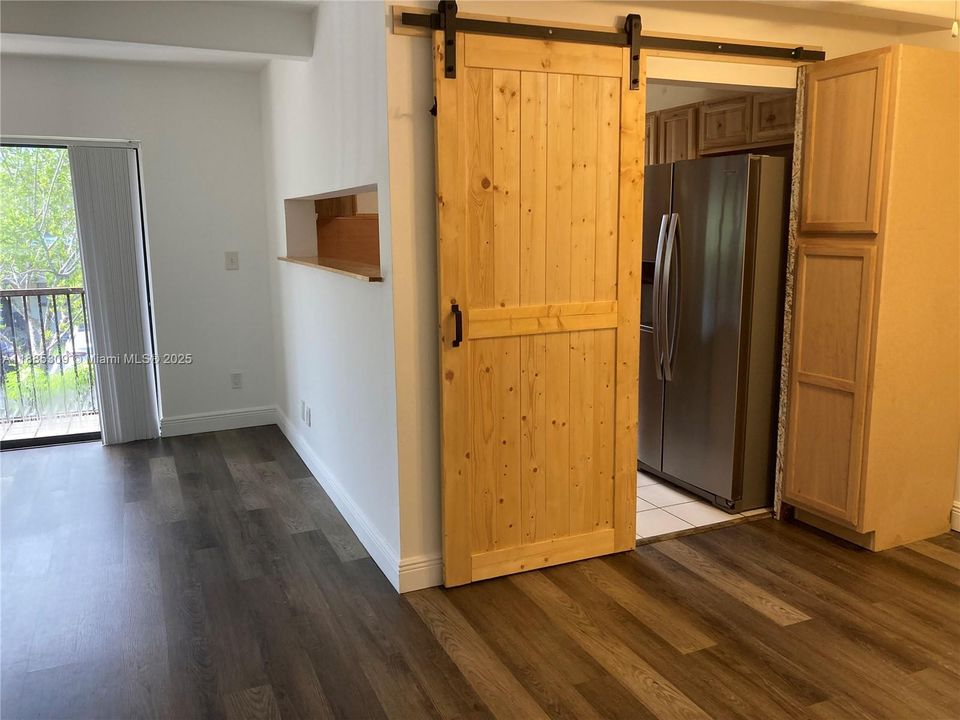 最近售出: $185,000 (2 贝兹, 2 浴室, 905 平方英尺)