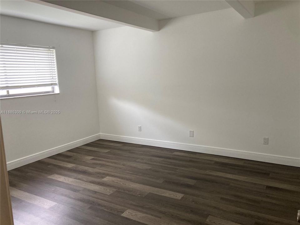 最近售出: $185,000 (2 贝兹, 2 浴室, 905 平方英尺)