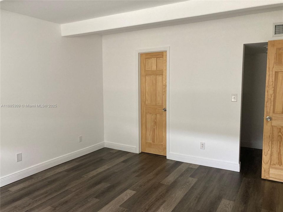 最近售出: $185,000 (2 贝兹, 2 浴室, 905 平方英尺)