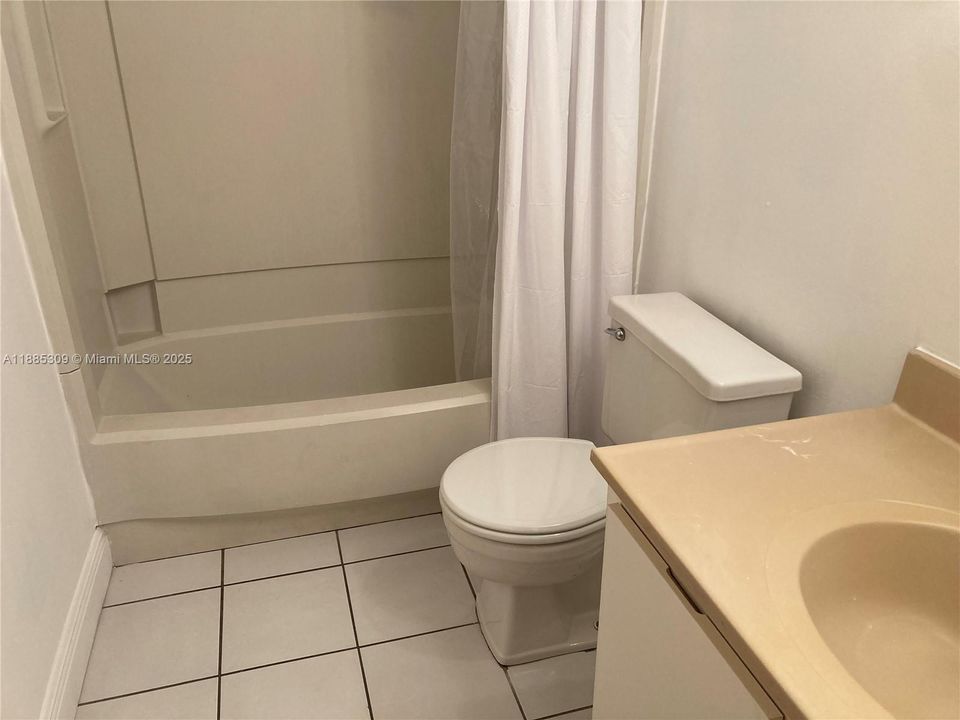 最近售出: $185,000 (2 贝兹, 2 浴室, 905 平方英尺)