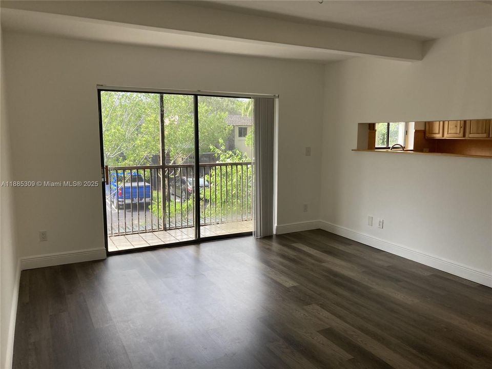 最近售出: $185,000 (2 贝兹, 2 浴室, 905 平方英尺)