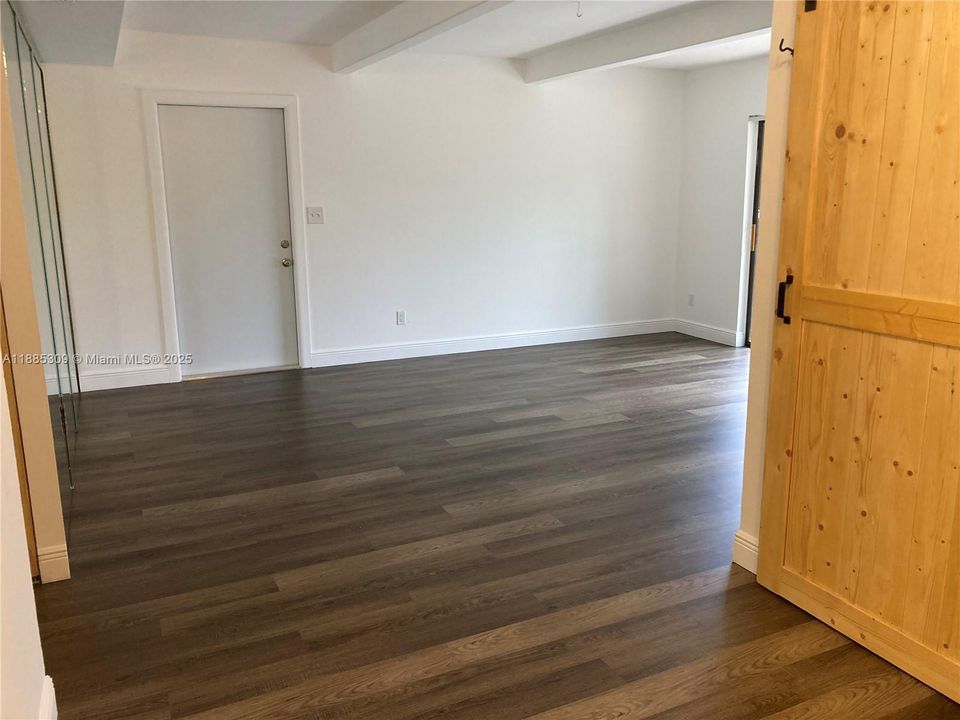 最近售出: $185,000 (2 贝兹, 2 浴室, 905 平方英尺)