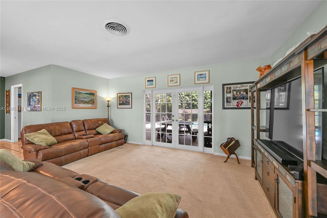 Под контрактом: $600,000 (3 спален, 2 ванн, 1478 Квадратных фут)