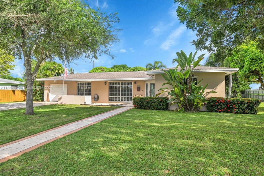 Под контрактом: $600,000 (3 спален, 2 ванн, 1478 Квадратных фут)