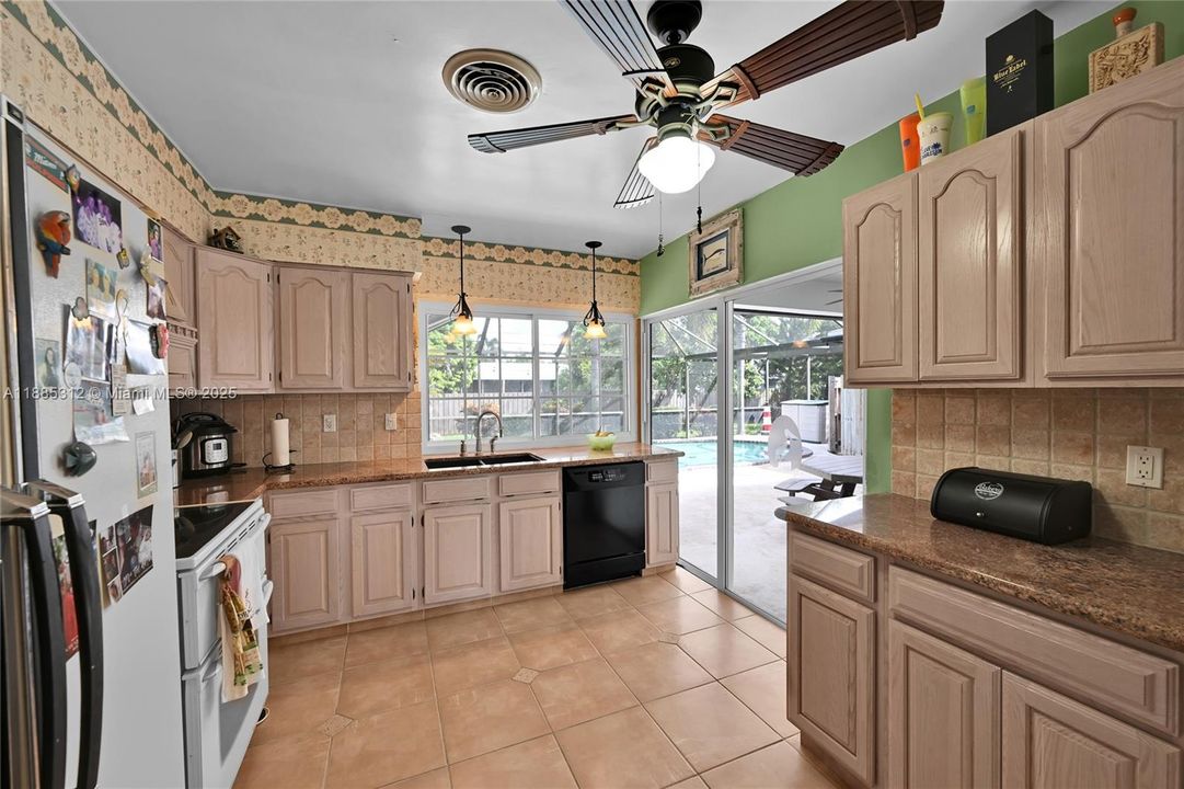 Под контрактом: $600,000 (3 спален, 2 ванн, 1478 Квадратных фут)