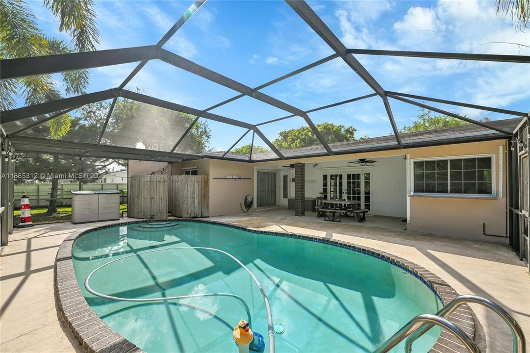 Под контрактом: $600,000 (3 спален, 2 ванн, 1478 Квадратных фут)