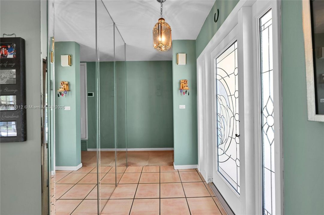 Под контрактом: $600,000 (3 спален, 2 ванн, 1478 Квадратных фут)