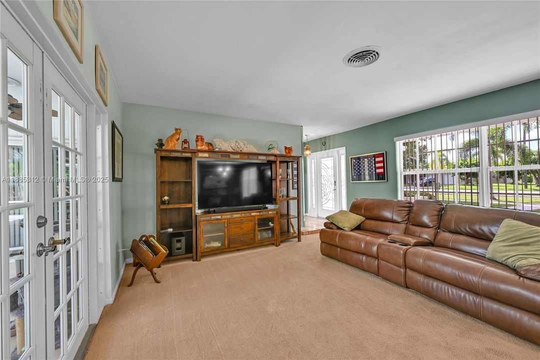 Под контрактом: $600,000 (3 спален, 2 ванн, 1478 Квадратных фут)