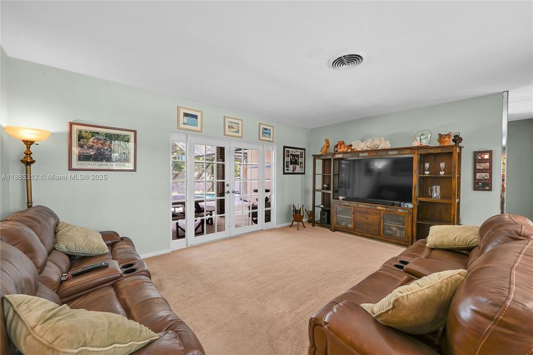 Под контрактом: $600,000 (3 спален, 2 ванн, 1478 Квадратных фут)