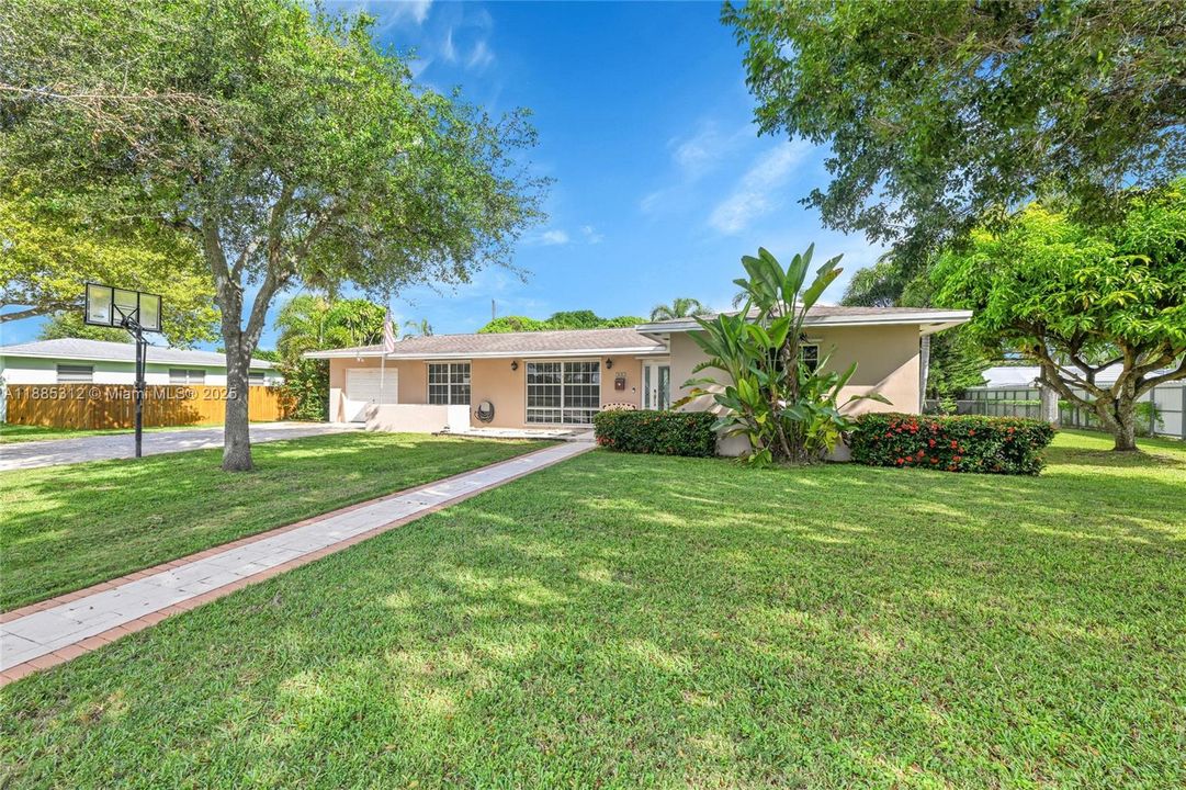 Под контрактом: $600,000 (3 спален, 2 ванн, 1478 Квадратных фут)