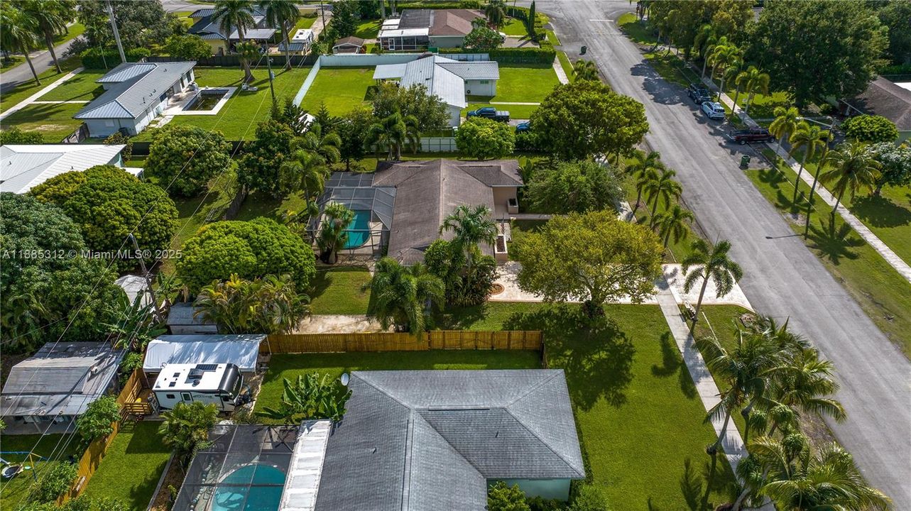 Под контрактом: $600,000 (3 спален, 2 ванн, 1478 Квадратных фут)