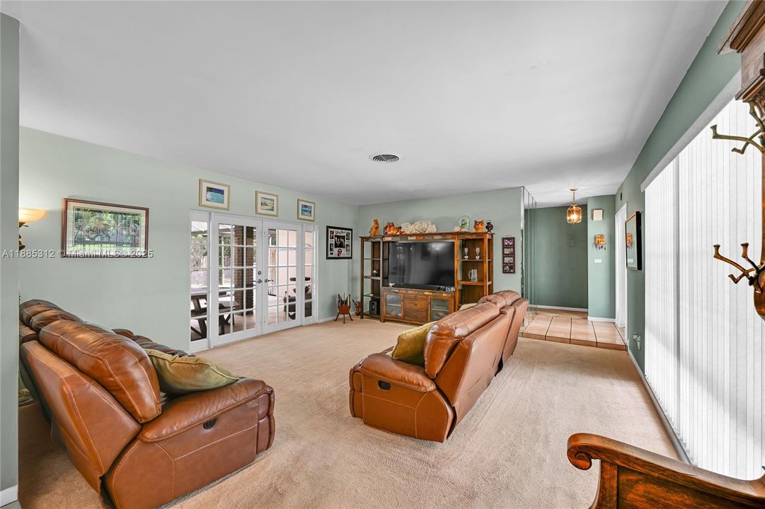 Под контрактом: $600,000 (3 спален, 2 ванн, 1478 Квадратных фут)