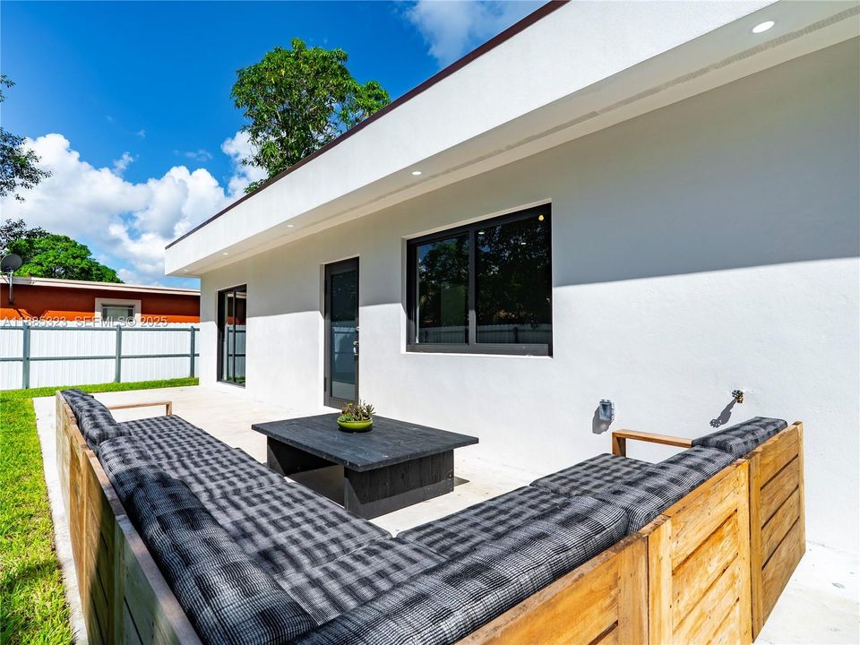 En Venta: $699,000 (3 camas, 2 baños, 1860 Pies cuadrados)