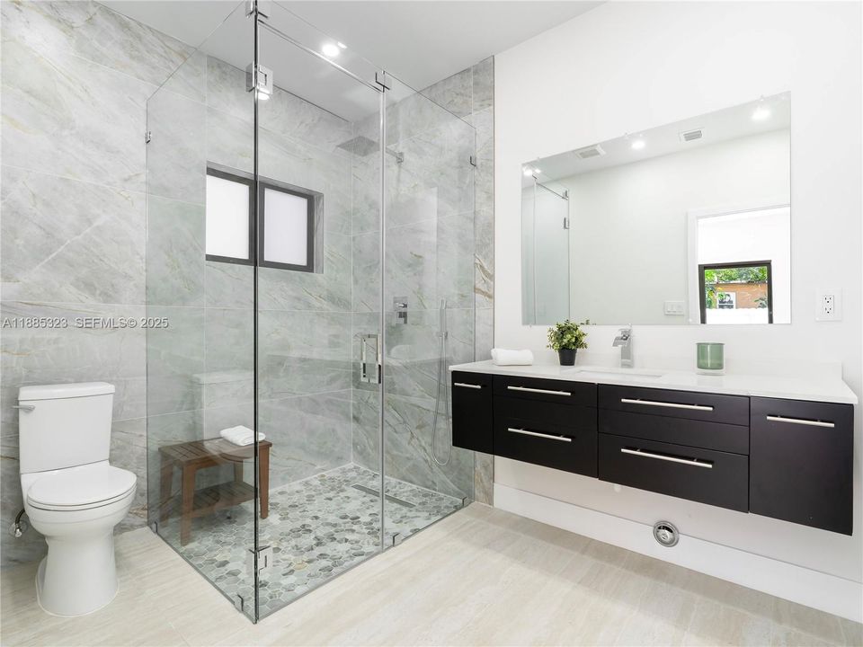 En Venta: $699,000 (3 camas, 2 baños, 1860 Pies cuadrados)