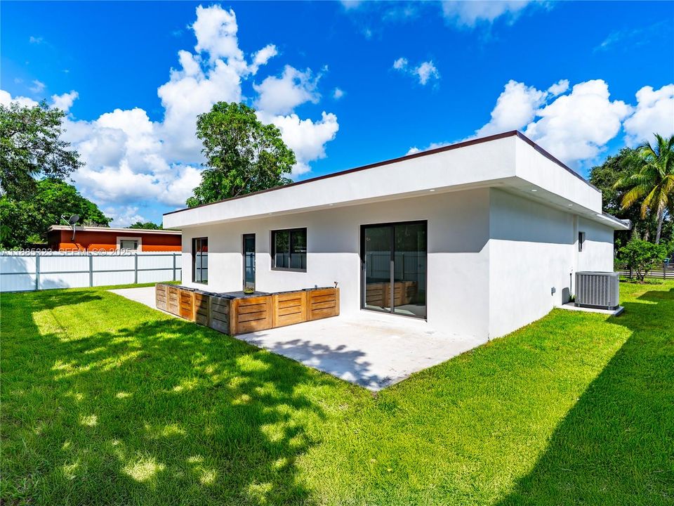 En Venta: $699,000 (3 camas, 2 baños, 1860 Pies cuadrados)