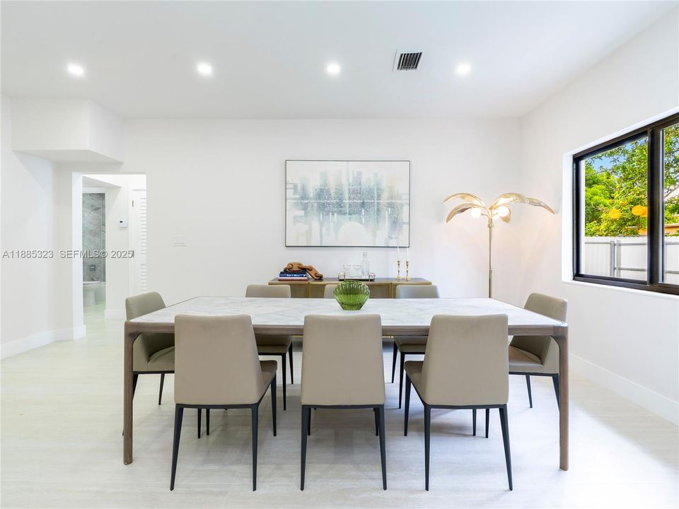 En Venta: $699,000 (3 camas, 2 baños, 1860 Pies cuadrados)