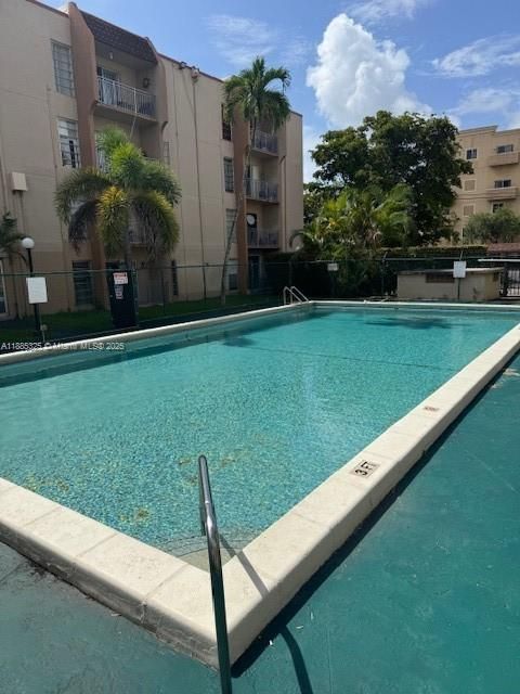 最近售出: $249,000 (2 贝兹, 2 浴室, 782 平方英尺)