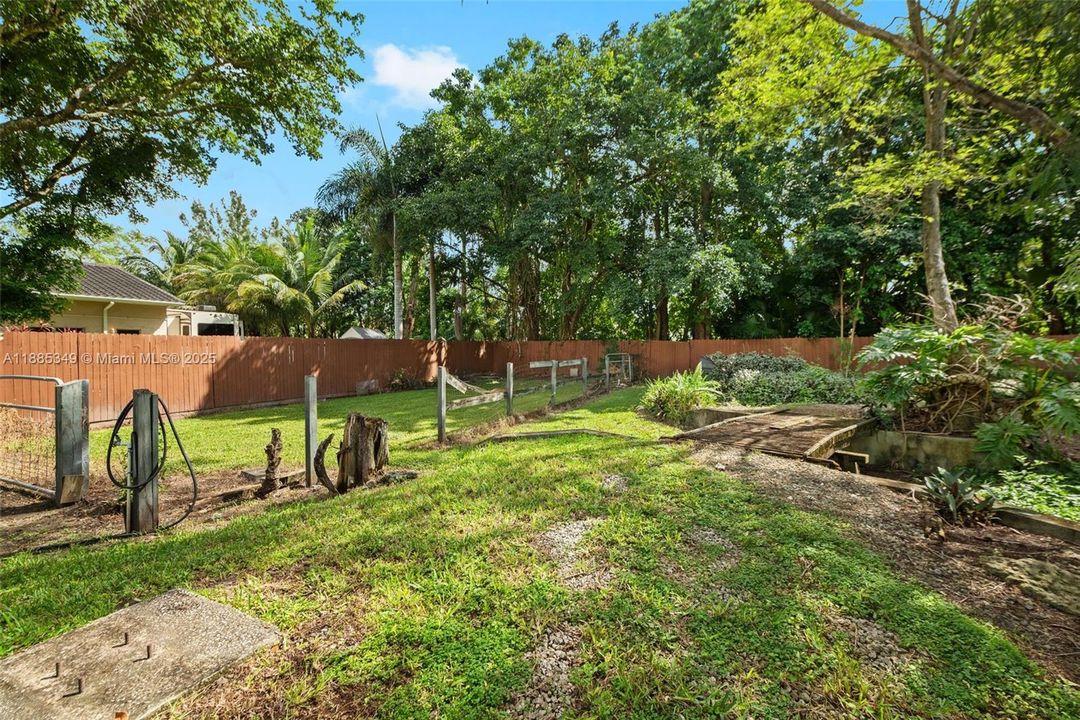 With stables upto 3 horses