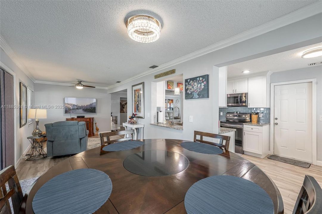 合同活跃: $399,000 (2 贝兹, 2 浴室, 1438 平方英尺)