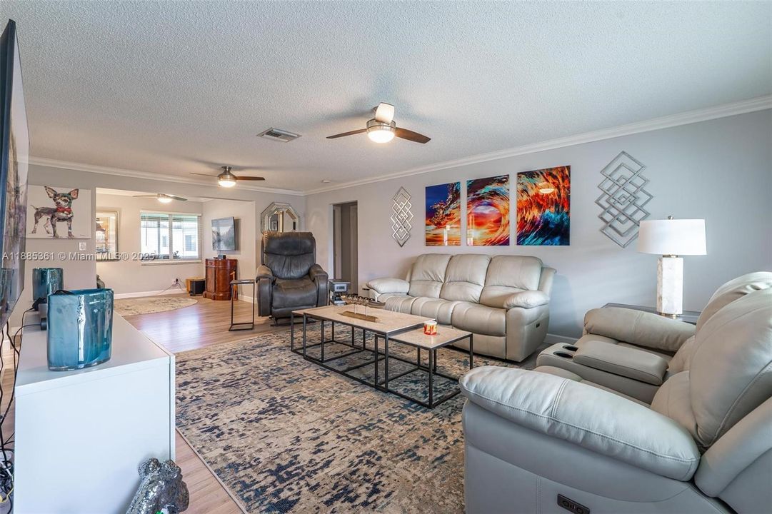 合同活跃: $399,000 (2 贝兹, 2 浴室, 1438 平方英尺)